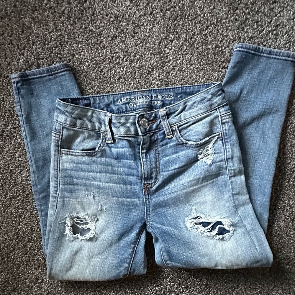 Women’s American Eagle High Rise Distressed Cropped Jeans Size 2